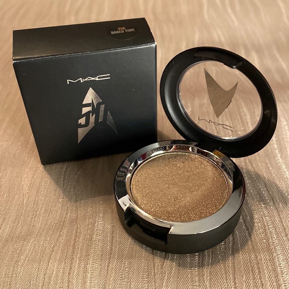 MAC’s Star Trek Collection Pressed Pigment in “The Naked Time”